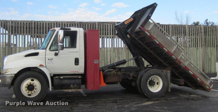 image for item L3607 2003 International DuraStar 4300 hooklift / roll off truck