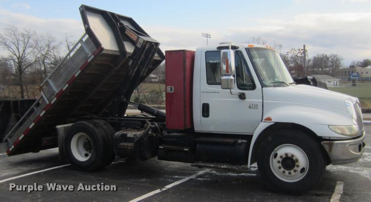 image for item L3607 2003 International DuraStar 4300 hooklift / roll off truck