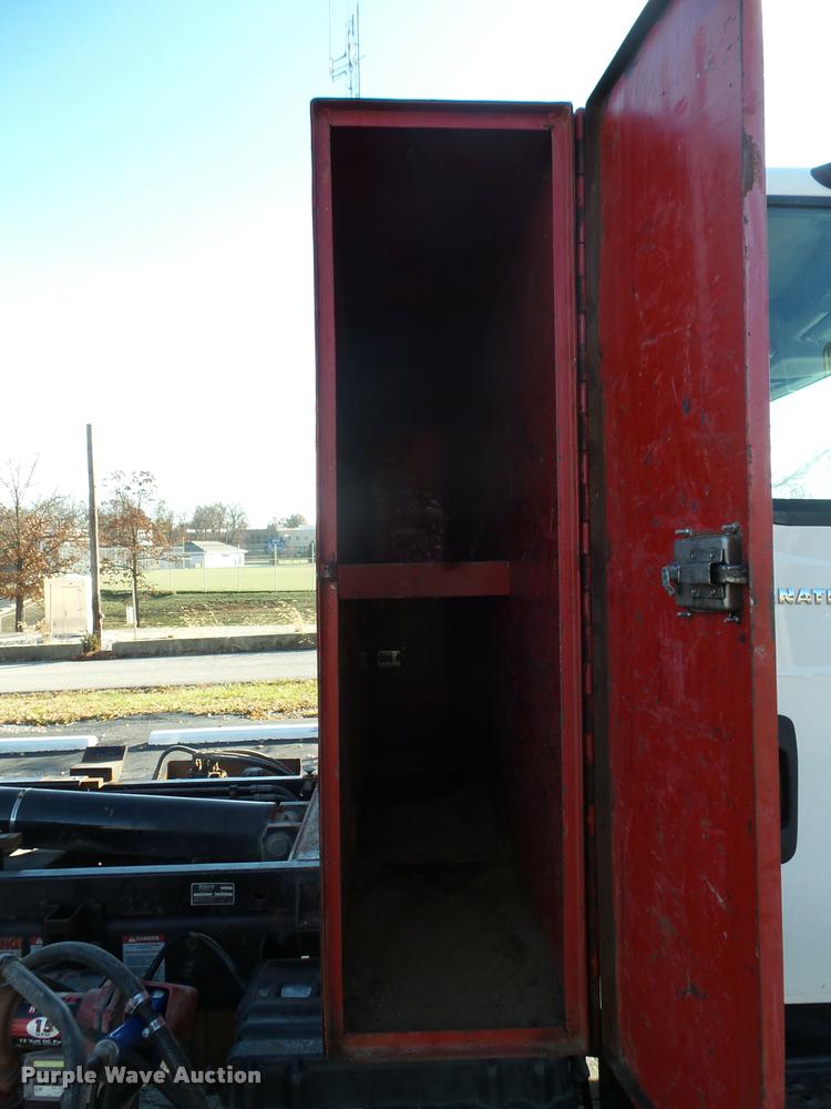 image for item L3607 2003 International DuraStar 4300 hooklift / roll off truck