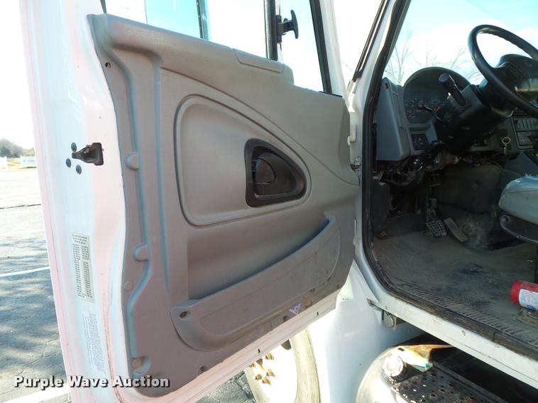 image for item L3607 2003 International DuraStar 4300 hooklift / roll off truck