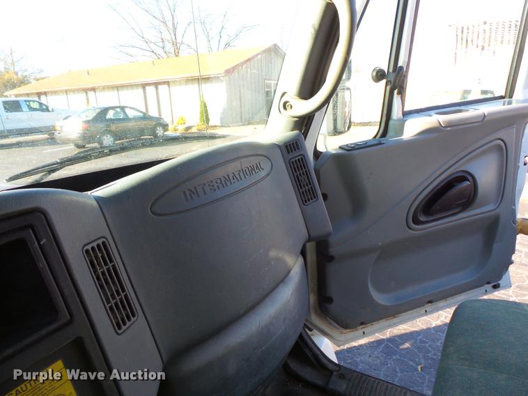 image for item L3607 2003 International DuraStar 4300 hooklift / roll off truck