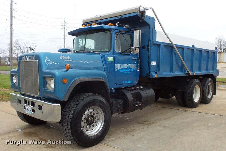 image for item L3608 1987 Mack R686ST dump truck