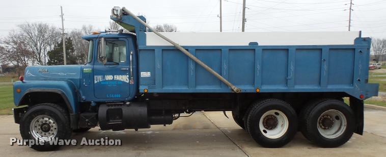 image for item L3608 1987 Mack R686ST dump truck