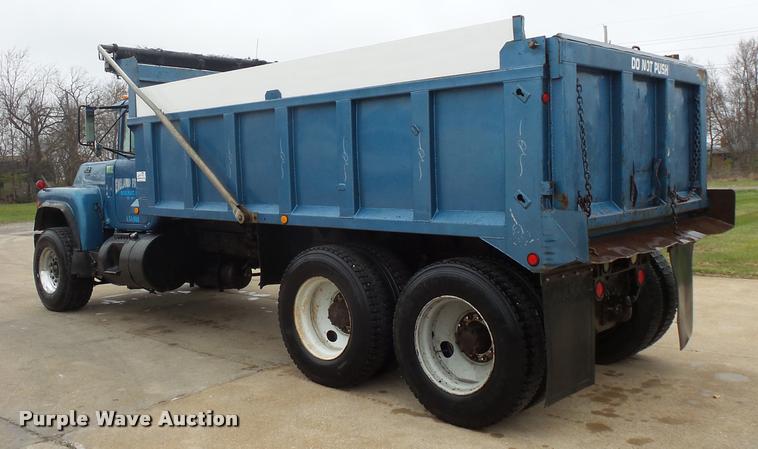 image for item L3608 1987 Mack R686ST dump truck