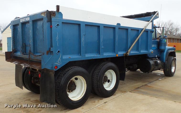 image for item L3608 1987 Mack R686ST dump truck