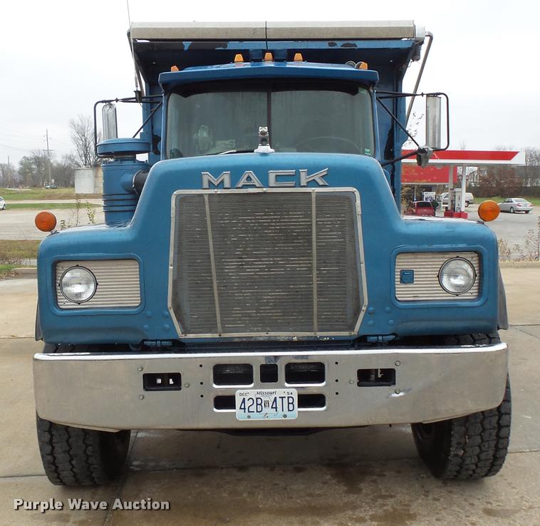 image for item L3608 1987 Mack R686ST dump truck