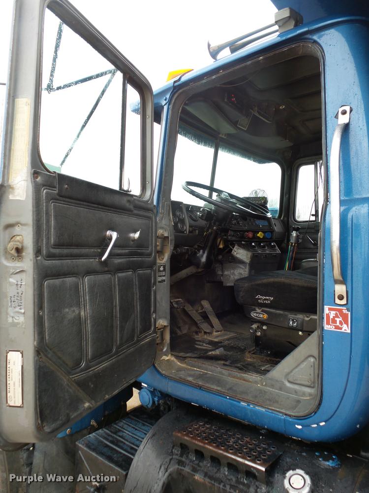 image for item L3608 1987 Mack R686ST dump truck