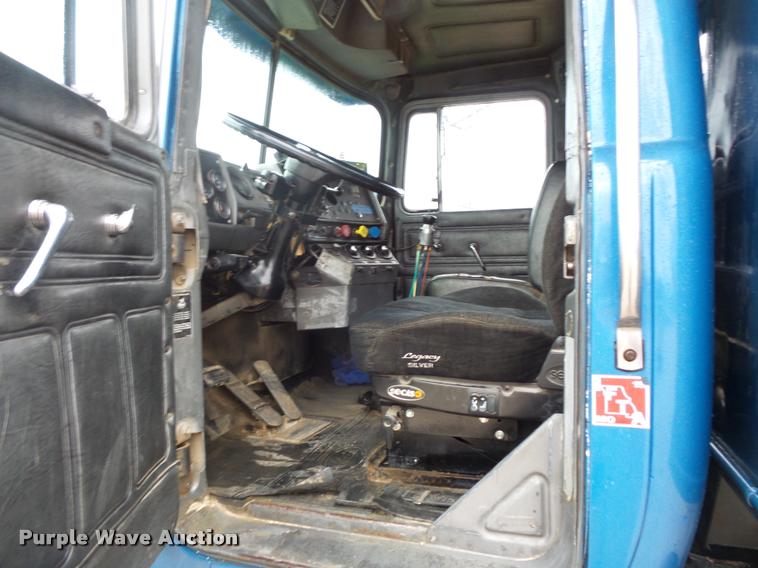 image for item L3608 1987 Mack R686ST dump truck