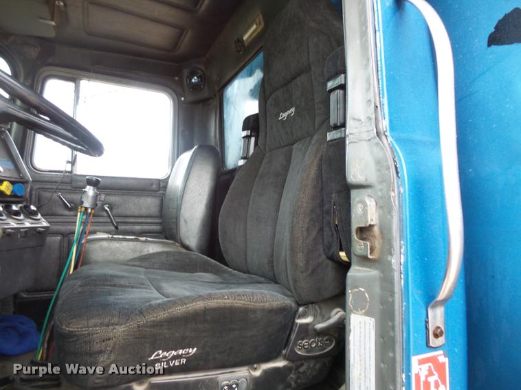 image for item L3608 1987 Mack R686ST dump truck