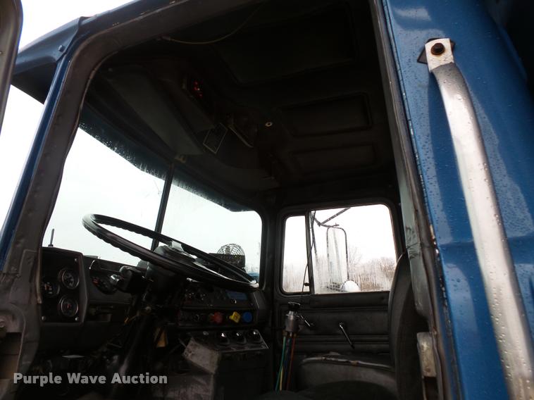 image for item L3608 1987 Mack R686ST dump truck