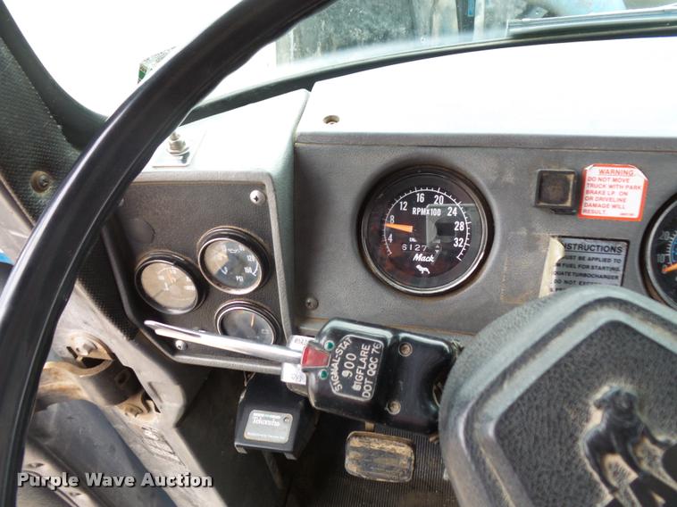 image for item L3608 1987 Mack R686ST dump truck