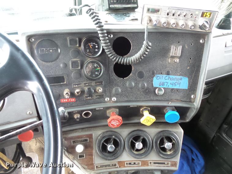 image for item L3608 1987 Mack R686ST dump truck