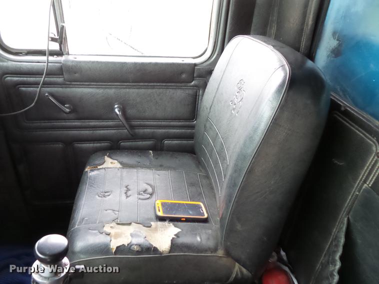 image for item L3608 1987 Mack R686ST dump truck