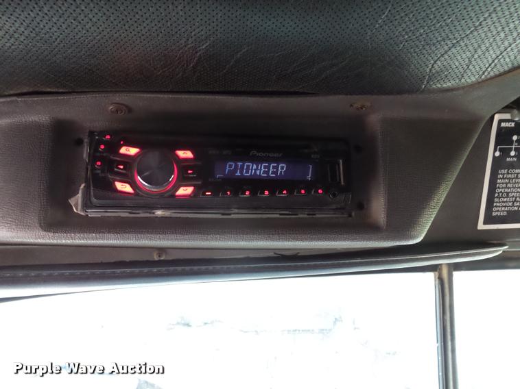 image for item L3608 1987 Mack R686ST dump truck