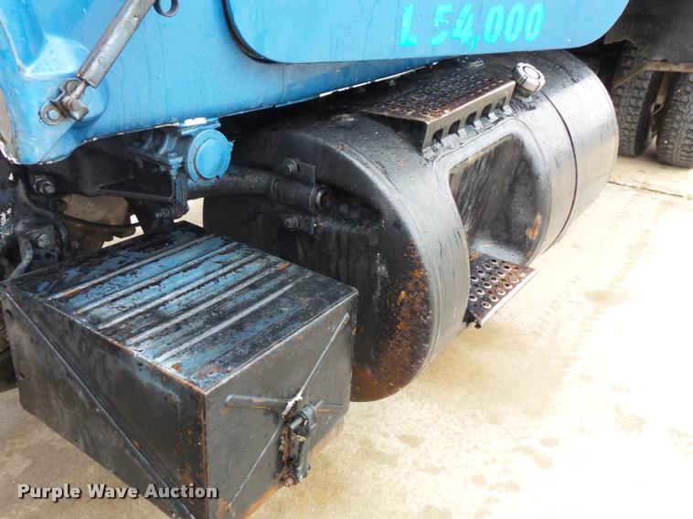 image for item L3608 1987 Mack R686ST dump truck