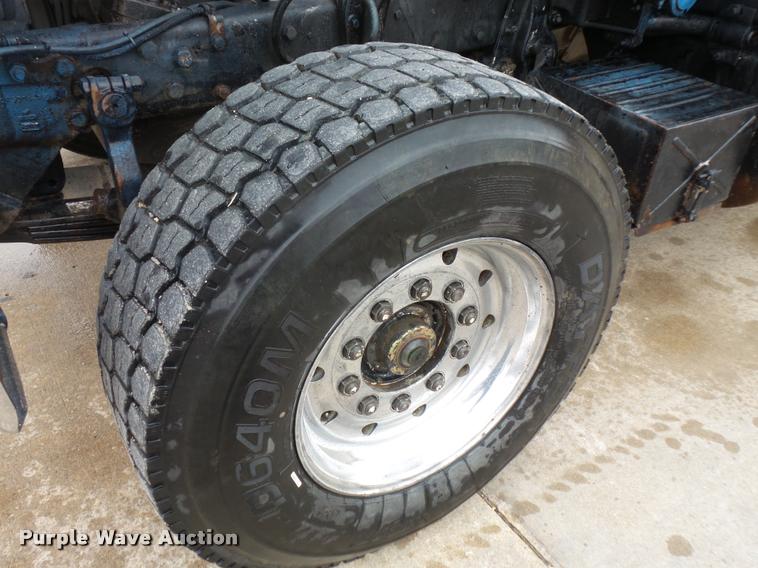 image for item L3608 1987 Mack R686ST dump truck