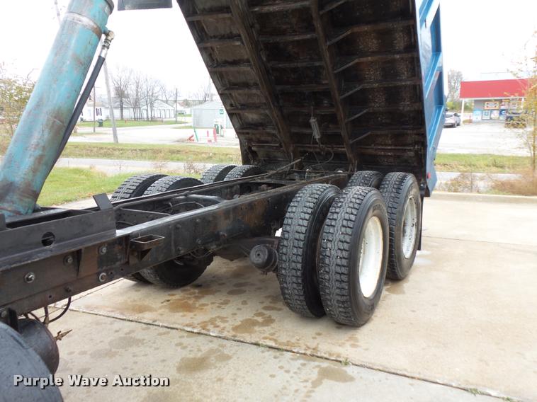 image for item L3608 1987 Mack R686ST dump truck