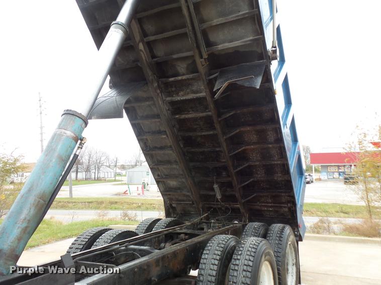 image for item L3608 1987 Mack R686ST dump truck