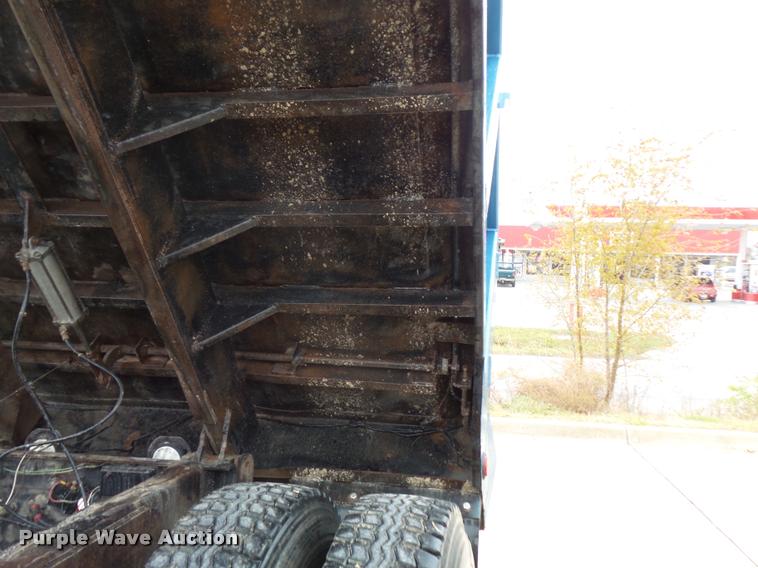 image for item L3608 1987 Mack R686ST dump truck