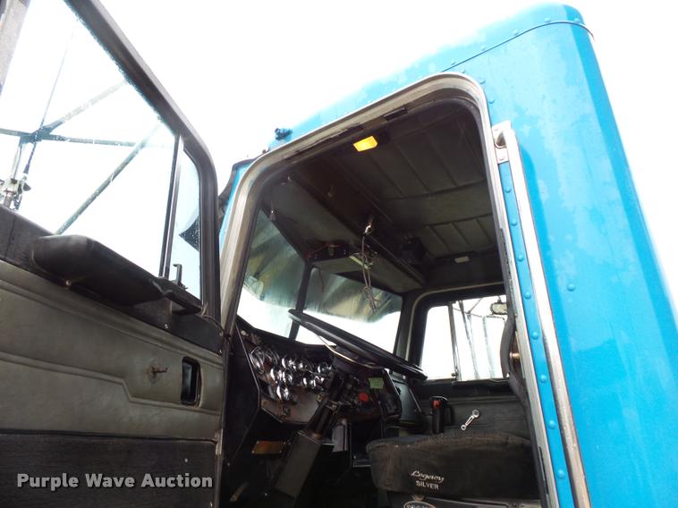 image for item L3609 1991 Peterbilt 378 dump truck