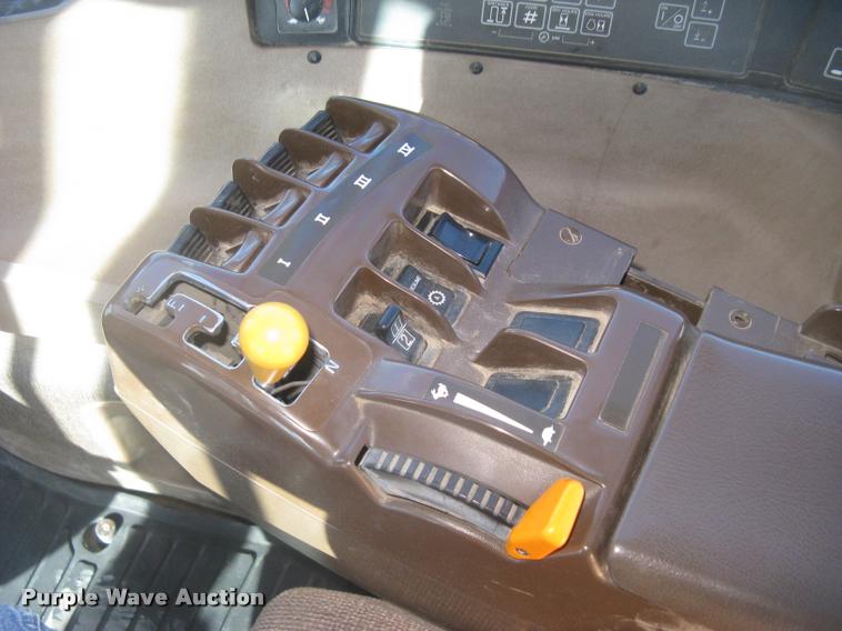 image for item L3920 2006 John Deere 9520 Scraper Special 4WD tractor