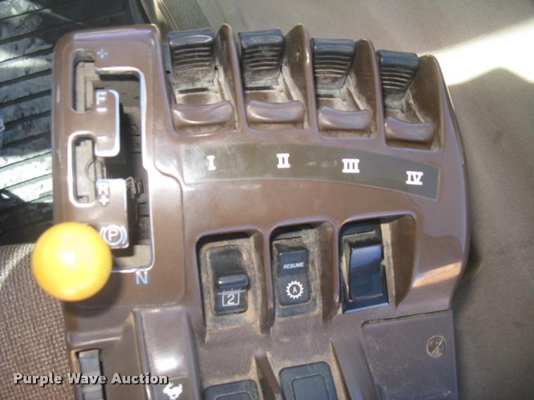 image for item L3920 2006 John Deere 9520 Scraper Special 4WD tractor