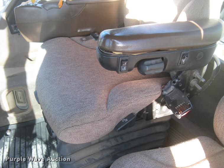 image for item L3920 2006 John Deere 9520 Scraper Special 4WD tractor