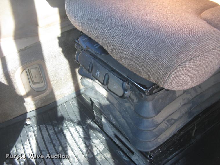 image for item L3920 2006 John Deere 9520 Scraper Special 4WD tractor