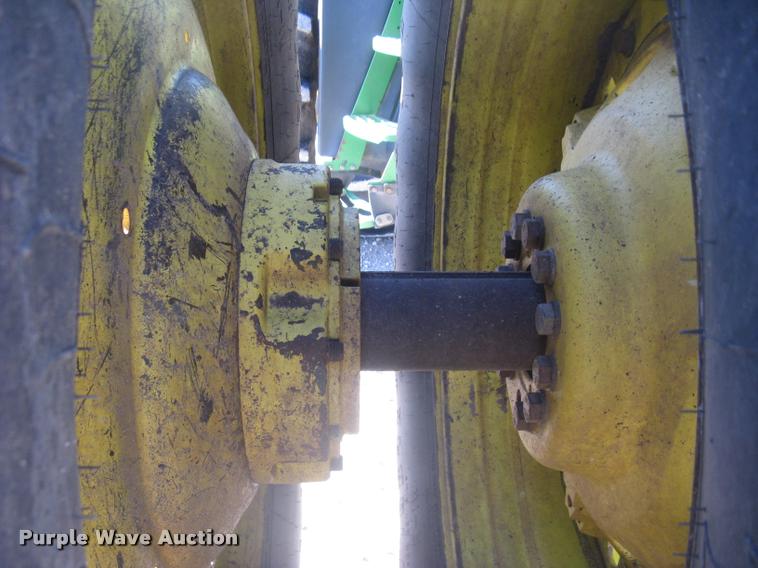 image for item L3920 2006 John Deere 9520 Scraper Special 4WD tractor