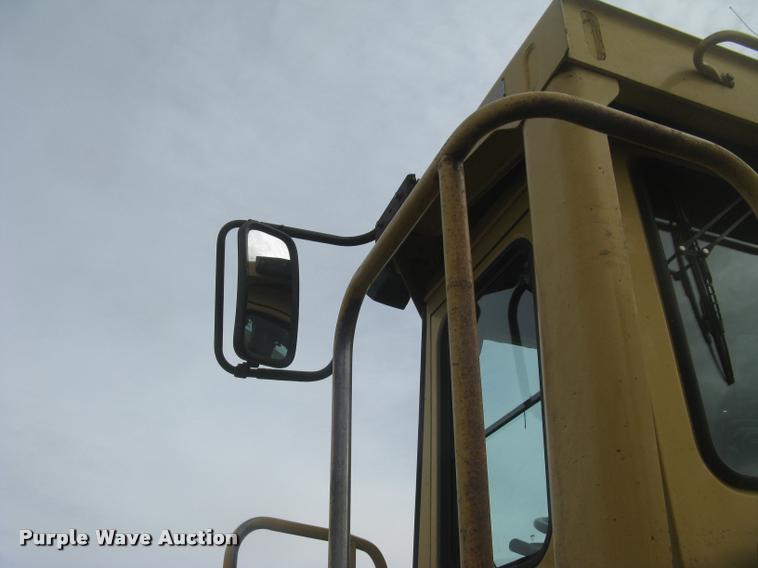 image for item L3927 1992 Caterpillar 950F wheel loader