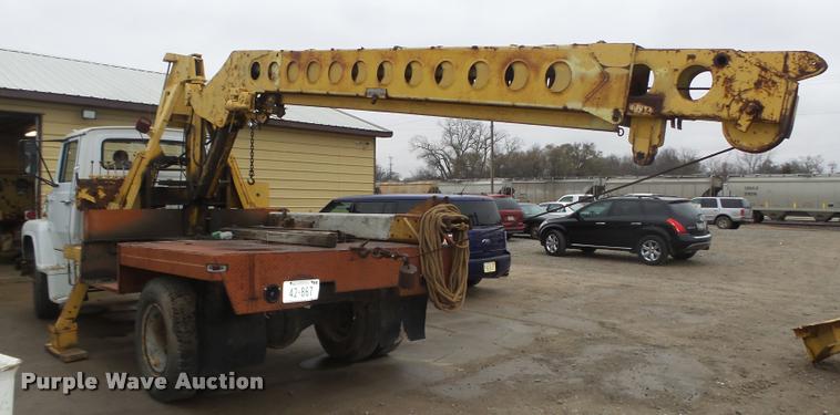 image for item L4183 1972 Ford digger derrick truck
