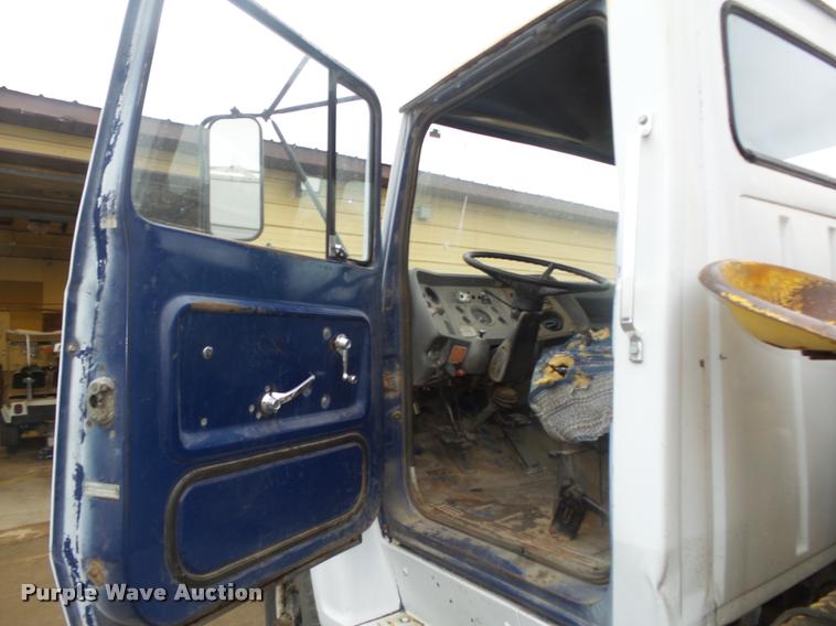 image for item L4183 1972 Ford digger derrick truck