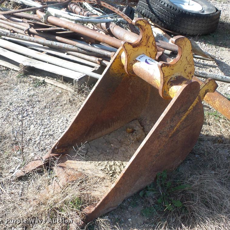 image for item L4464 John Deere excavator bucket