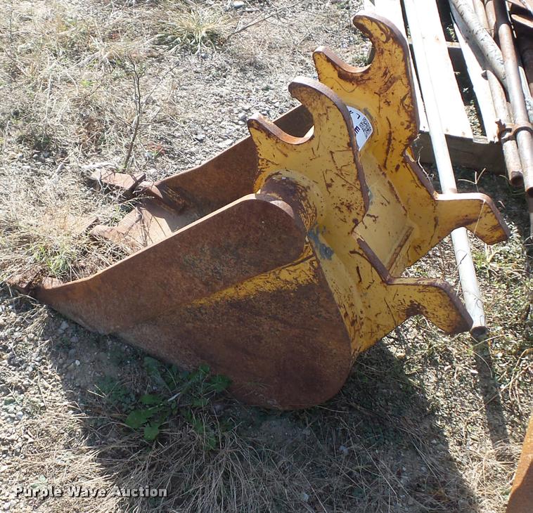 image for item L4464 John Deere excavator bucket