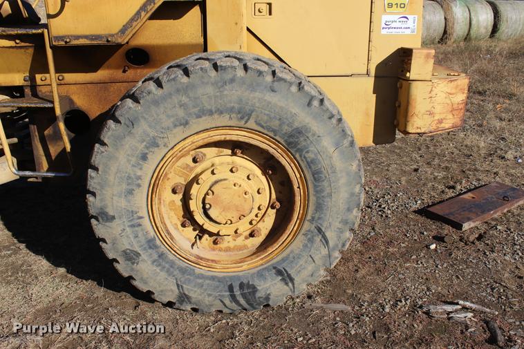 image for item L4923 1981 Caterpillar 910 wheel loader