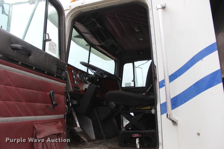 image for item L4934 1995 International 9200 dump truck