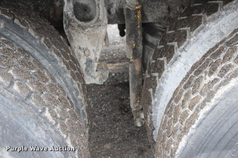 image for item L4934 1995 International 9200 dump truck