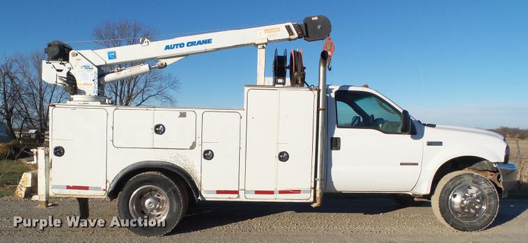image for item L5533 2004 Ford F550 Super Duty service truck with crane
