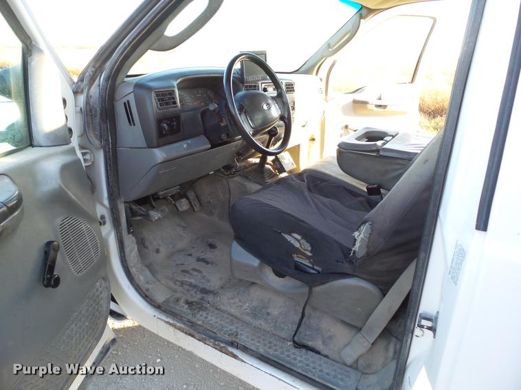 image for item L5533 2004 Ford F550 Super Duty service truck with crane