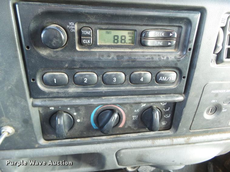 image for item L5533 2004 Ford F550 Super Duty service truck with crane