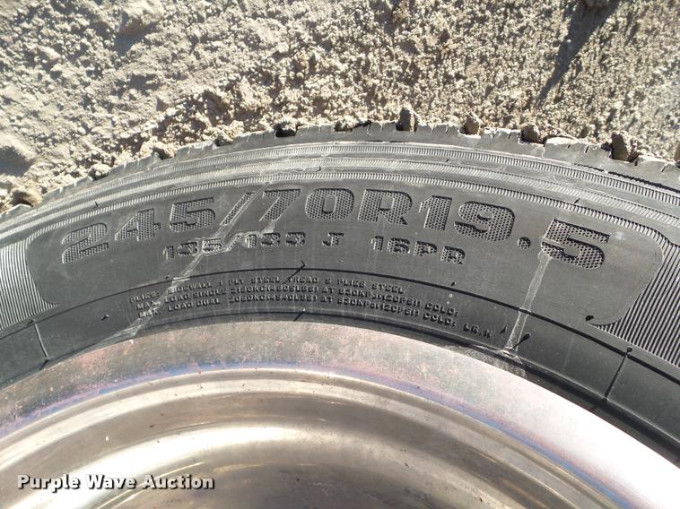 image for item L5533 2004 Ford F550 Super Duty service truck with crane