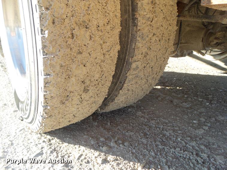 image for item L5533 2004 Ford F550 Super Duty service truck with crane