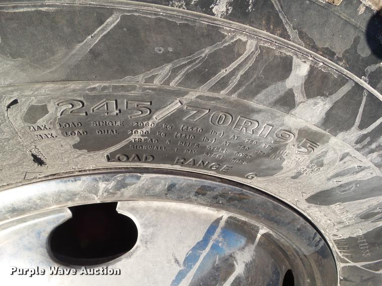 image for item L5533 2004 Ford F550 Super Duty service truck with crane