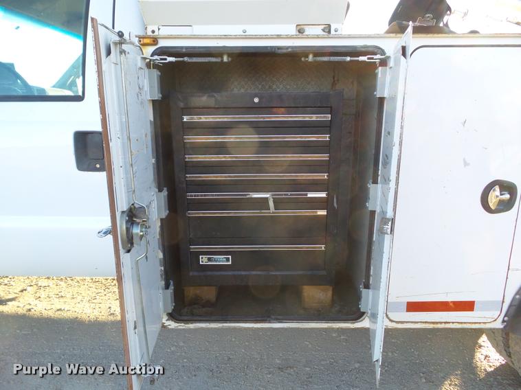 image for item L5533 2004 Ford F550 Super Duty service truck with crane