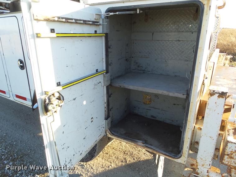 image for item L5533 2004 Ford F550 Super Duty service truck with crane