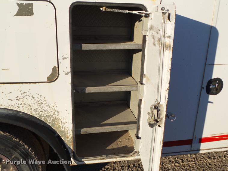 image for item L5533 2004 Ford F550 Super Duty service truck with crane