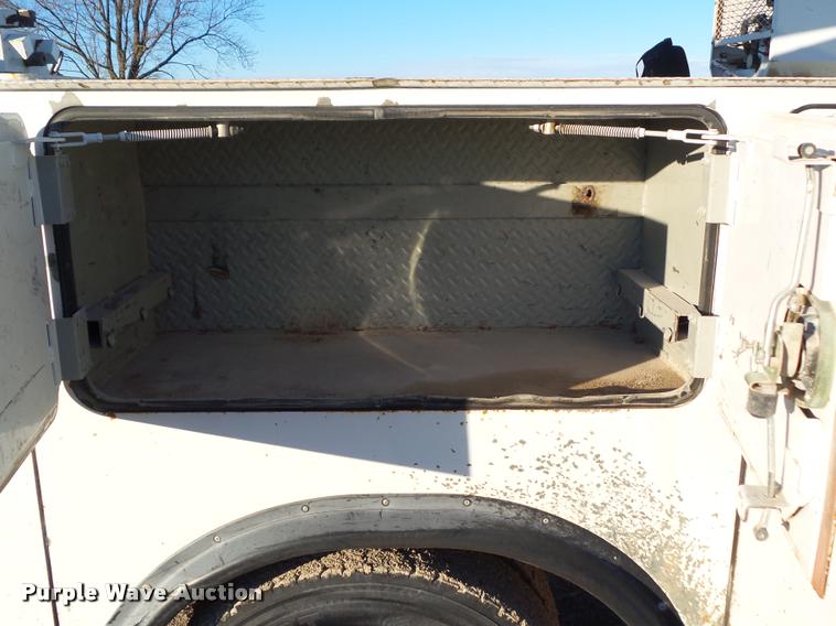 image for item L5533 2004 Ford F550 Super Duty service truck with crane