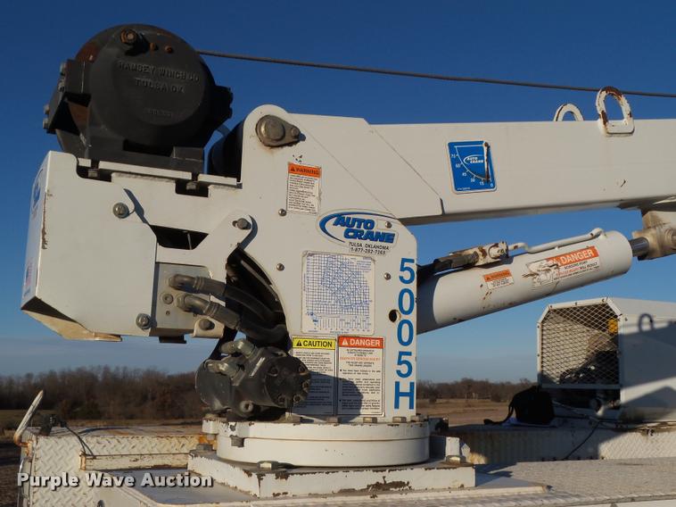 image for item L5533 2004 Ford F550 Super Duty service truck with crane