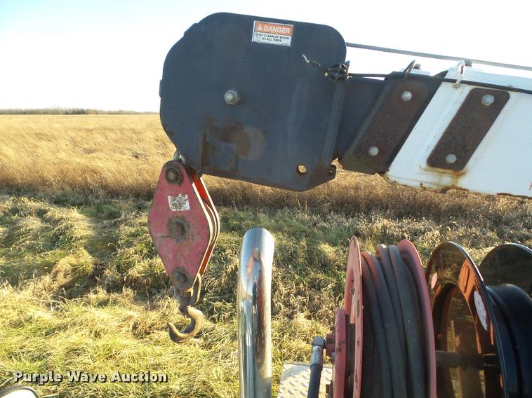 image for item L5533 2004 Ford F550 Super Duty service truck with crane