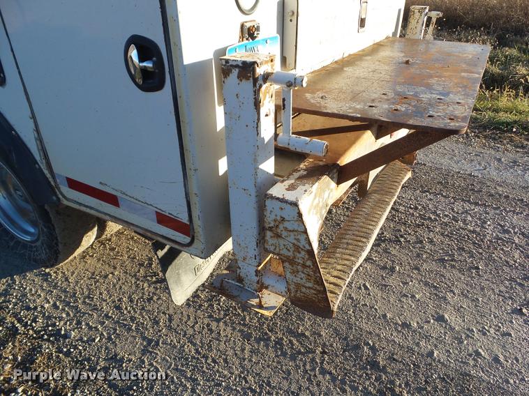 image for item L5533 2004 Ford F550 Super Duty service truck with crane